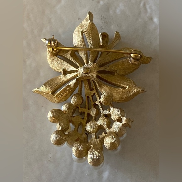 Vintage 60’s Trifari Pearl & Rhinestone Pin - Picture 5 of 9